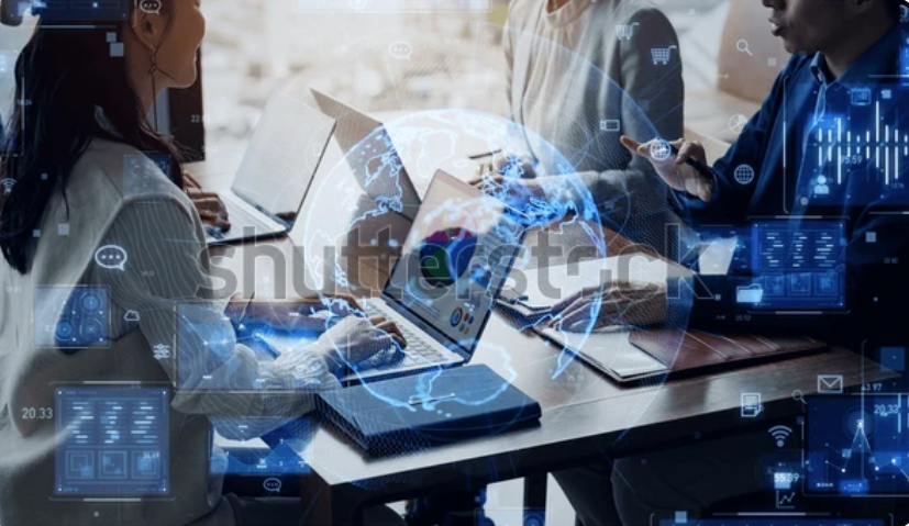 Equipo trabajando en soluciones digitales